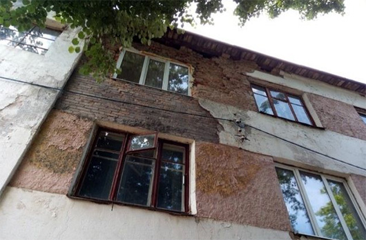 Причиной обрушения части стены дома в Ярославе могла стать установка пластикового окна
