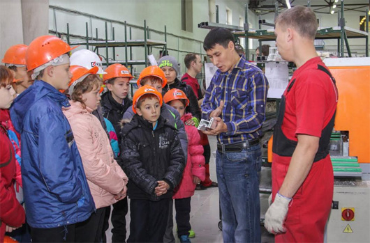 Партнер «профайн РУС» организовал экскурсию по производству для воспитанников Карымского центра помощи детям 