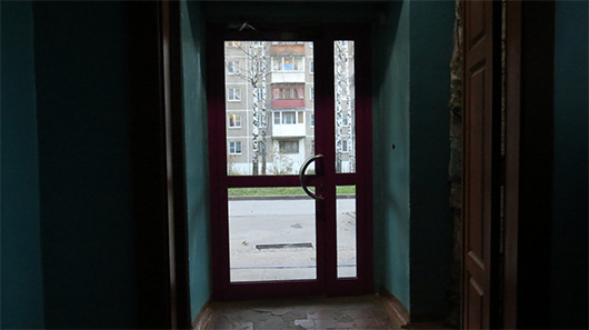 Стеклянные двери в городское пространство