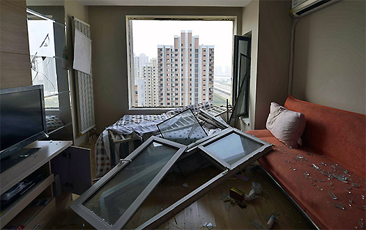 Инсайдер из сферы недвижимости рассказал китайскому изданию Haixia Photography News, что многие застройщики в Китае стараются сэкономить в ущерб безопасности. Ни для кого не секрет, что строители часто устанавливают в окна обычное стекло, хотя по нормам должно устанавливаться безопасное или двухслойное стекло