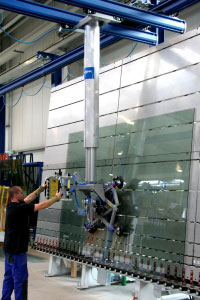 Подъемник Bystronic glass Easy Lift для погрузки изоляционных строительных стекол. Грузоподъемность подъемника составляет 500 кг. Манипулятор позволяет поворачивать стекло на 90° и наклонять его на 84°
