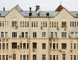 В более 60 домах в неоклассическом стиле заменят окна
