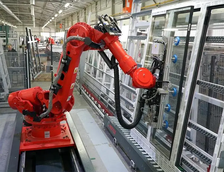 На производстве PAGEN стеклопакеты монтирует робот