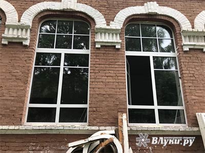 Пластиковые окна не нарушили стиль старинного особняка