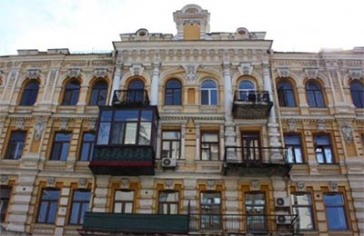 В Москве власти потребовали убрать остекление балкона в жилом доме