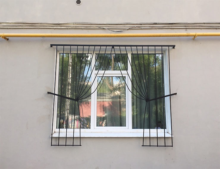 Уличное искусство: оконная решетка в виде штор