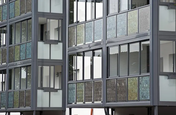 Фотоэлектрические балконные парапеты – новые смыслы для оконного бизнеса  