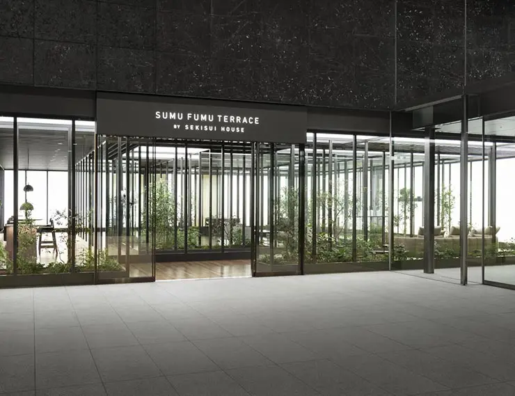 В Японии построили офисное здание с озелененными стеклянными коридорами