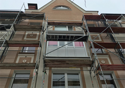 В Калининграде жилец отремонтированной хрущёвки не даёт приставам демонтировать остеклённый балкон