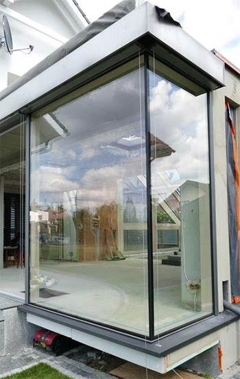 Польская компания объединила панорамное угловое окно с системой раздвижных дверей