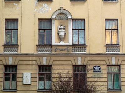 В Петербурге монтажник установил дверные проемы на базе оконных и получил штраф 100 тысяч рублей за испорченный фасад исторического здания