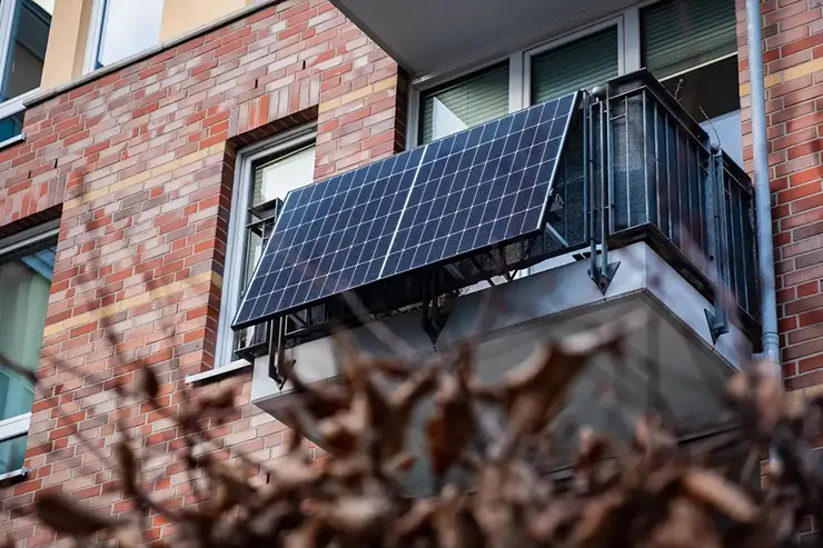Навесной солнечный модуль на балконе многоквартирного дома