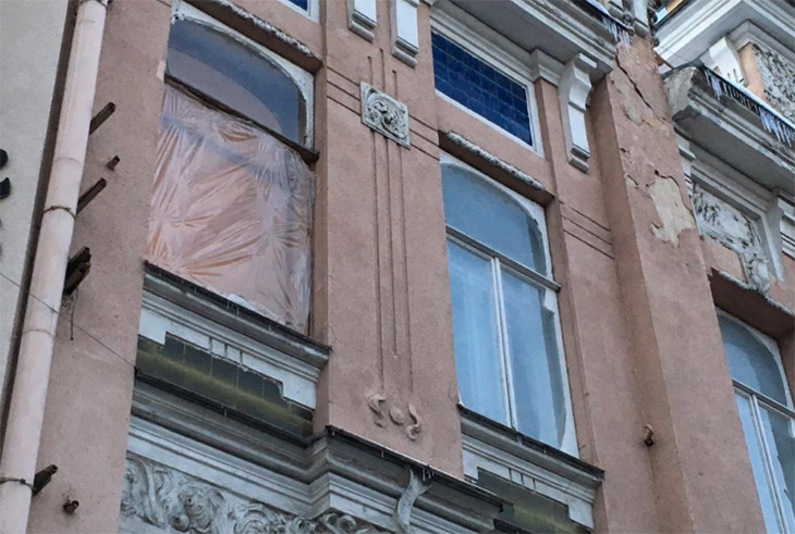 В Саратове разрушили уникальные окна на памятнике архитектуры