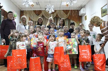 Компания AXOR INDUSTRY устроила праздник для детей из детского приюта