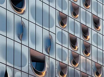 Сложный волнообразный фасад нового впечатляющего концертного зала в Гамбурге создан благодаря продуктам Guardian Glass