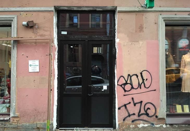 В Петербурге старинная аптека лишилась раритетных окон и дверей