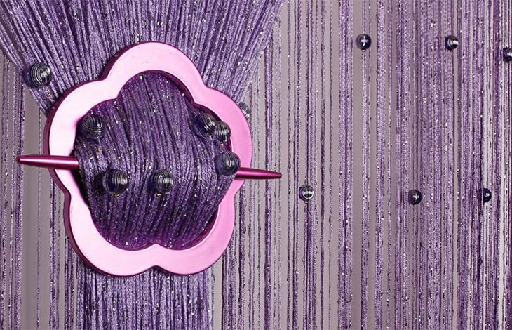 Хит 2018 года: ультрафиолетовый цвет в декоре окон