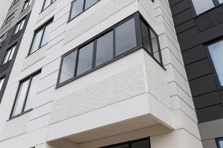 Лучший реализованный проект в области строительства – 2017 остеклён окнами «Декон»