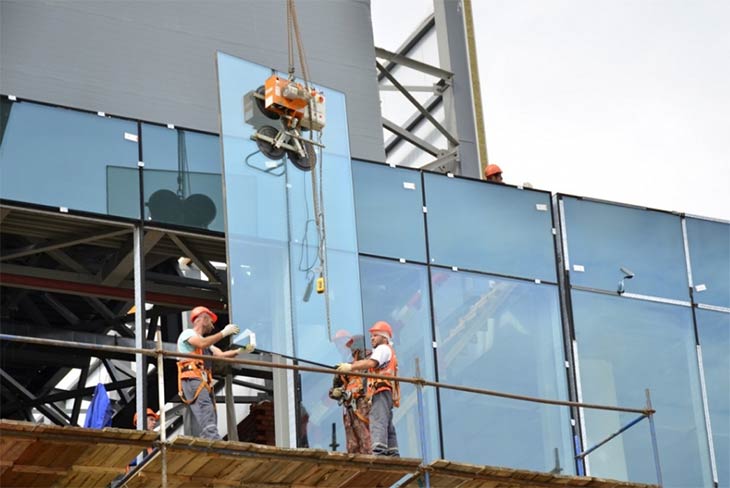 Уникальные высокотехнологичные стекла устанавливают в терминале аэропорта «Гагарин»
