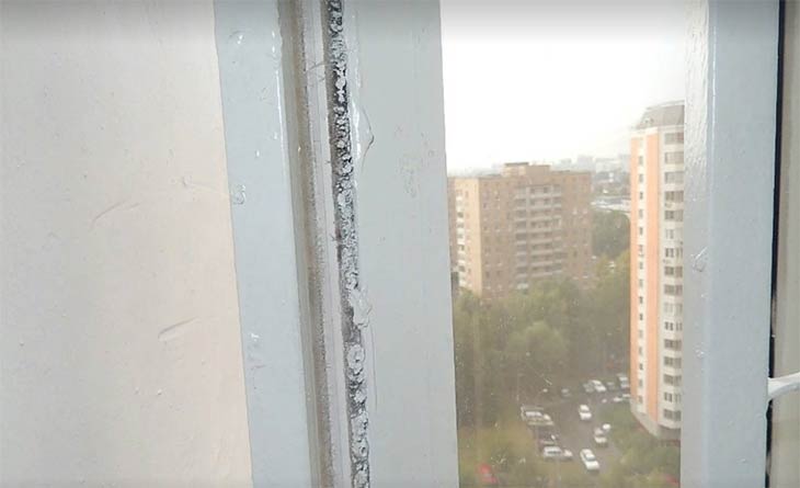 В Москве при ремонте в подъездах пластиковые окна красят масляной краской