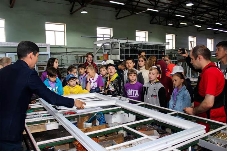 Партнер profine RUS провел для школьников Читы экскурсию по оконному производству