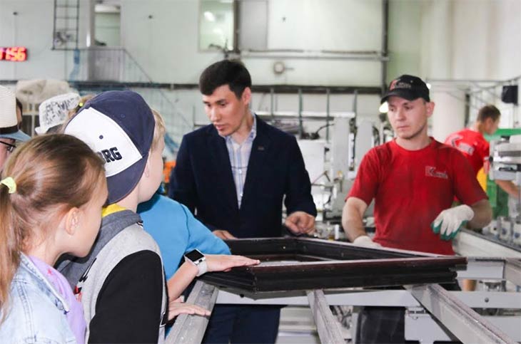 Партнер profine RUS провел для школьников Читы экскурсию по оконному производству