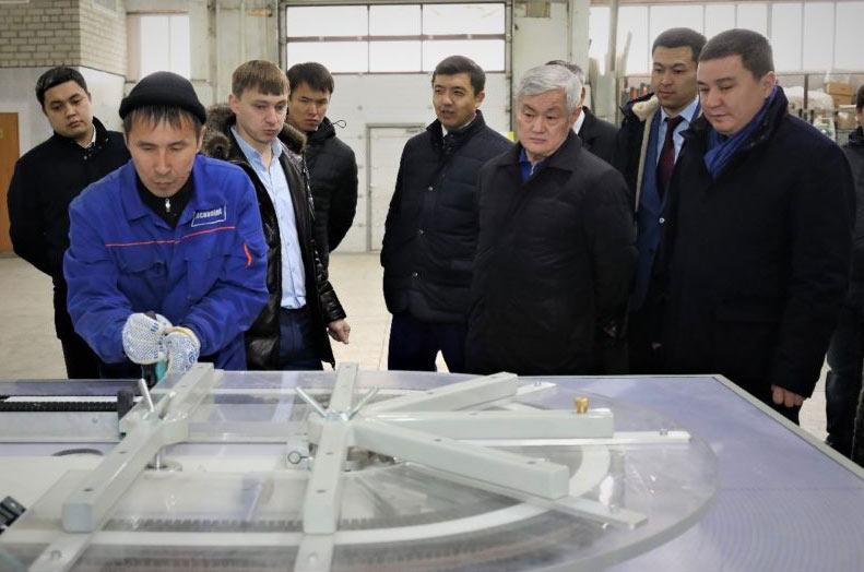 Глава Актюбинской области посетил производство металлопластиковых окон