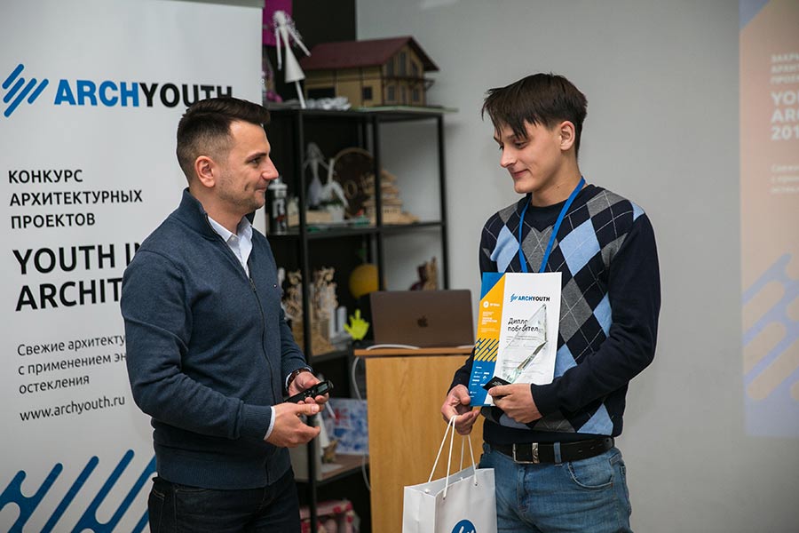 Руководитель отдела рекламы и PR SP Glass Константин Кухтов, победитель ArchYouth-2019 Владислав Пимонов