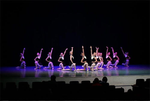 Компания «Декёнинк» выступила спонсором детского хореографического коллектива «Радость» 