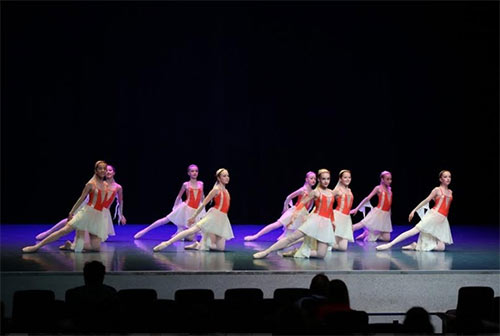 Компания «Декёнинк» выступила спонсором детского хореографического коллектива «Радость» 