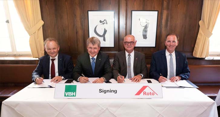 На фото: топ-менеджеры VBH Holding GmbH и Roto Frank AG подписывают соглашение.Слева направо: Анджей Выжогродский (VBH), Виктор Тренев (VBH), д-р Экхард Кайлль (Roto), Михаэль Штанье (Roto).