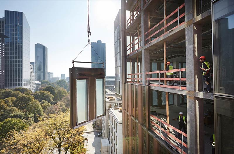 Производитель фасадов FKN изготовил для небоскреба Мариентурм в банковской метрополии Франкфурт элементы фасада и 4 293 створки поворотных окон с фурнитурой премиум-класса Roto AL Designo 