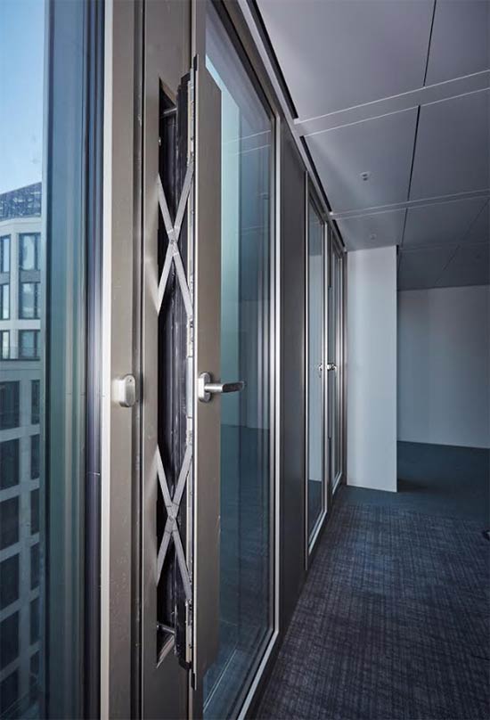 Открывающиеся внутрь вентиляционные створки франкфуртского небоскреба Мариентурм оснащены параллельно-отставными ножницами из серии Roto PS Aintree и специальными угловыми переключателями Roto. В открытом состоянии вентиляционные створки на изготовленном компанией FKN фасаде обеспечивают очень высокий уровень воздухообмена 