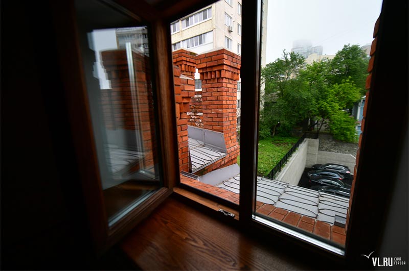 Особняку во Владивостоке вернули деревянные окна