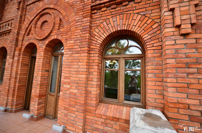 Особняку во Владивостоке вернули деревянные окна