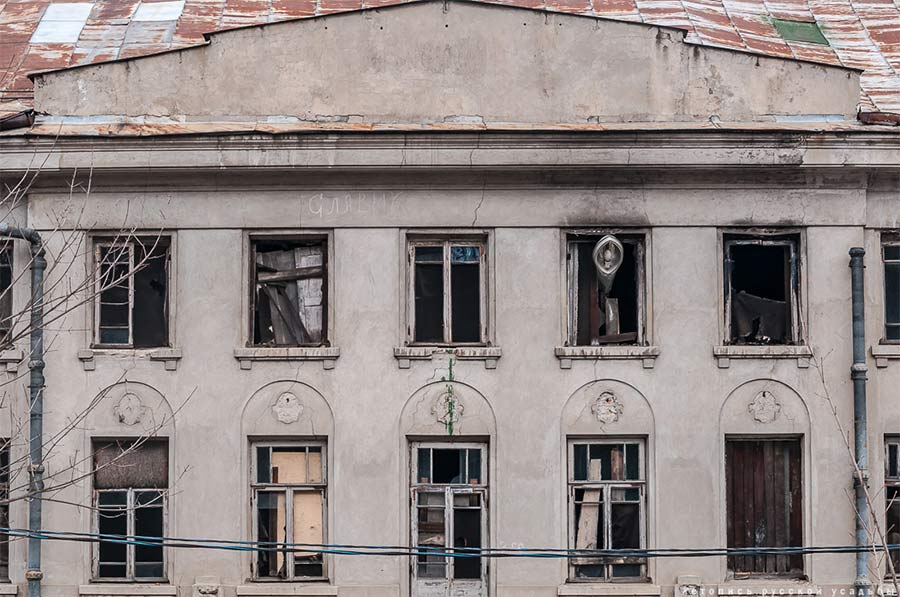 РАН заплатит штраф за разрушенные окна в Пущинской усадьбе