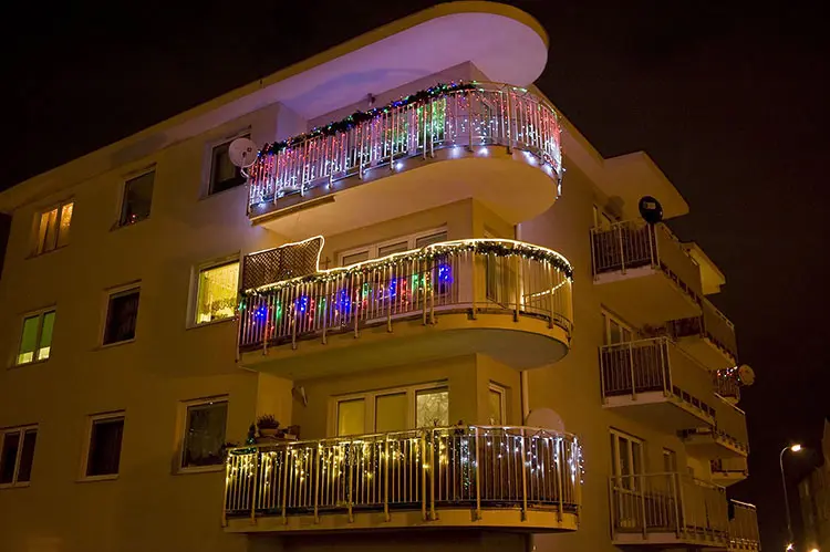 Новогодняя ёлка на балконе сэкономит место в гостиной