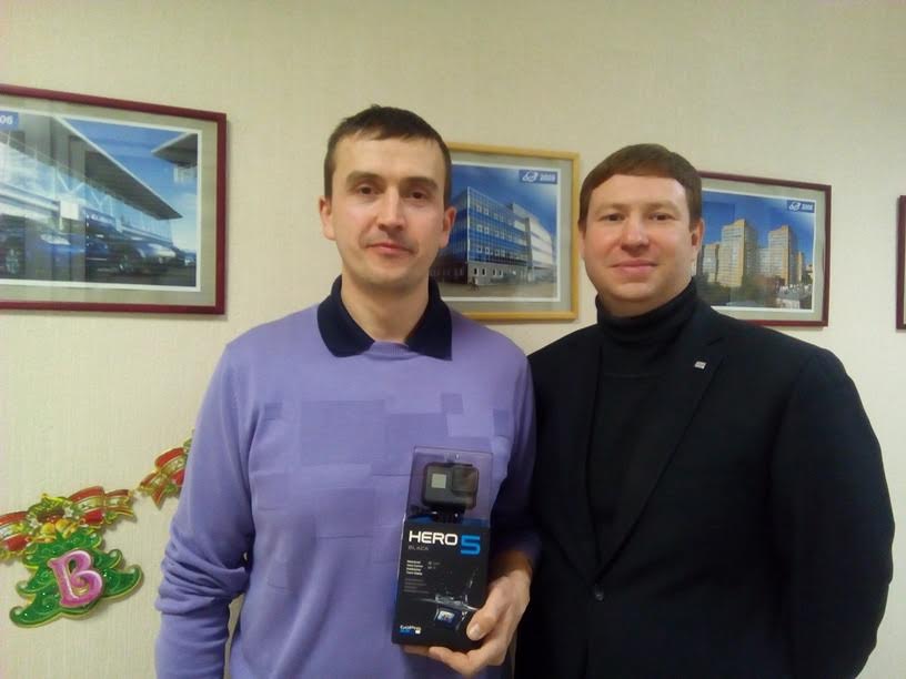 Представитель Winkhaus – Распопов Евгений (справа) поздравил Мелешева Павла с победой в конкурсе