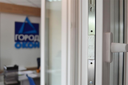 Образец окна с фурнитурой activPilot Comfort в офисе компании «Город Окон»