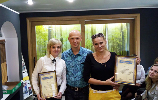 Представитель Winkhaus – Иноходов Виктор поздравил победительниц акции «На пути к морю»