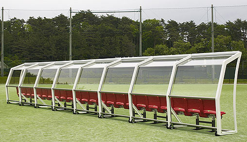 Сделано компанией AGC: первая стеклянная крыша для скамеек для игроков на матчах Кубка Конфедераций под эгидой ФИФА в Бразилии с 15 по 30 июня 2013 г.