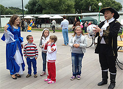 Для всех детей сотрудников была организована анимация с ростовыми фигурами, аквагримом и музыкой. Гости праздника смогли сразиться в пинг-понг и пляжный волейбол, попробовать пострелять из лука или расписать стену граффити