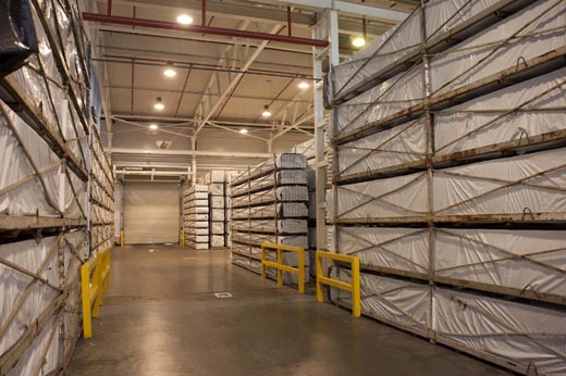 Сегодня площадь склада составляет 8,5 тыс. кв. м и 10 тыс. кв. метров - уличное хранение