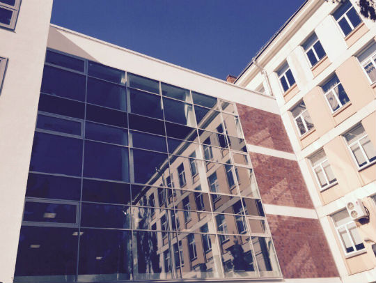 Компания «Окна-Стар» к 1 сентября остеклила московский физико-математический лицей 