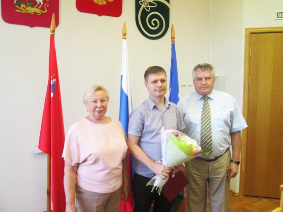 Сотрудник ООО «Декёнинк Рус» был награжден Почетной грамотой от Совета депутатов и Администрации города