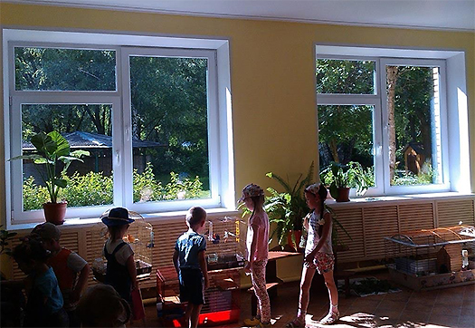 Компания «Декёнинк» в рамках благотворительной акции установила окна в детском саду «Россиянка»