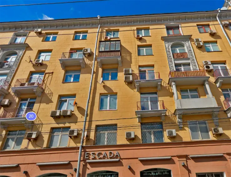 Мосгорнаследие предписало демонтировать незаконное остекление балкона в жилом доме на Ленинском проспекте