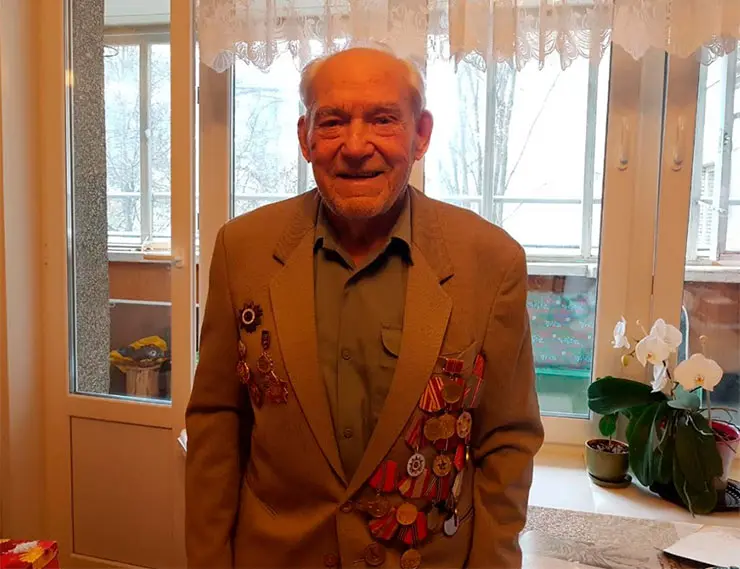 «Декёнинк Рус» подарил окно ветерану в честь Дня Победы