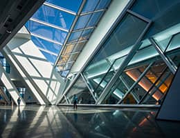 В Калининграде завершилось остекление филиала Большого театра уникальными витражами