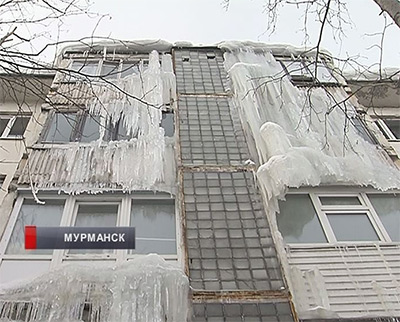 Сосульки выбивают стекла и затапливают балконы. В ледяном плену оказались жители дома на улице Ленина в Мурманске